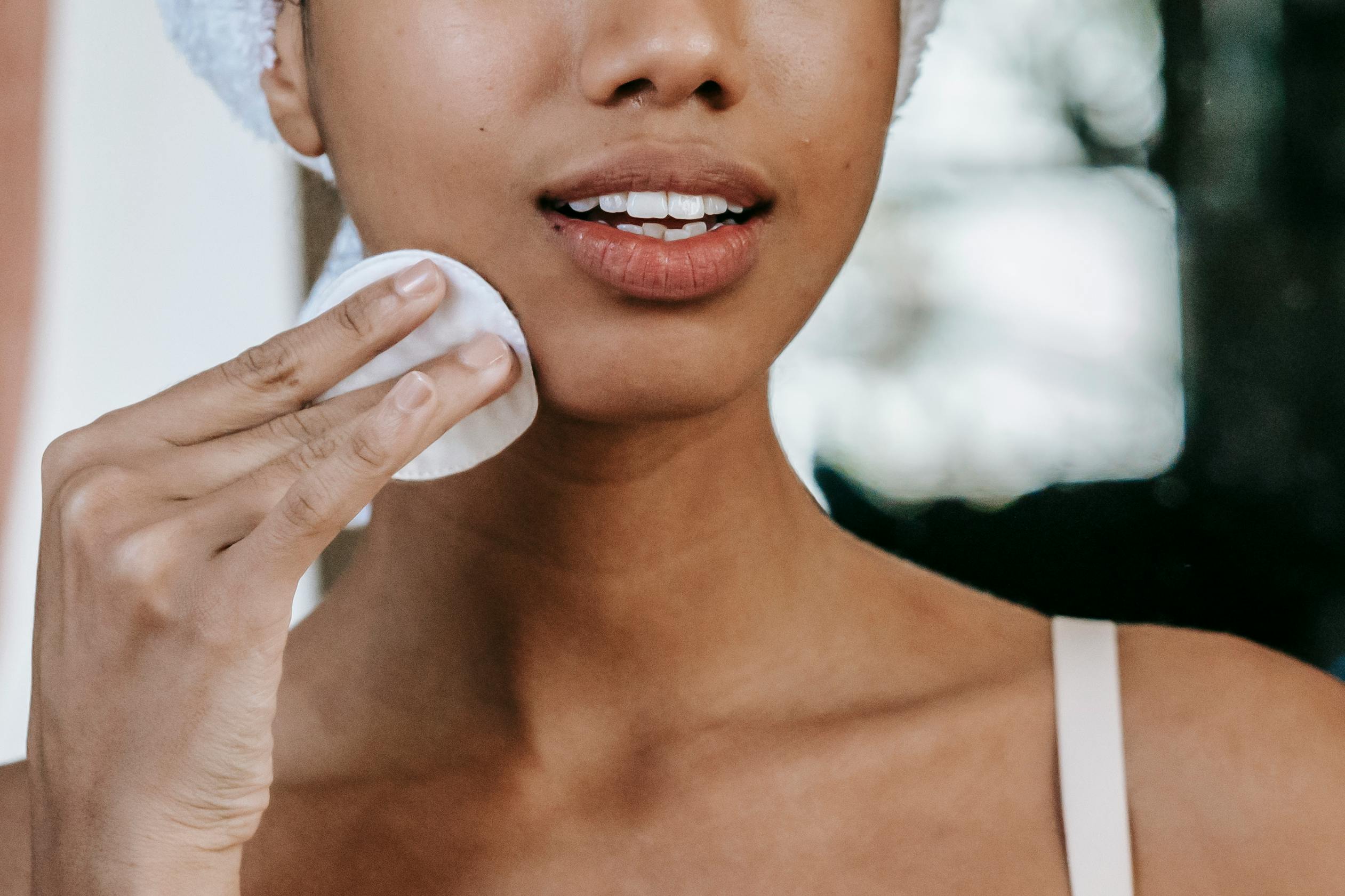 O primeiro passo na limpeza facial é remover a maquiagem.